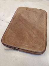 Load image into Gallery viewer, Natural Suede 15&quot; Laptop Case / Tobacco