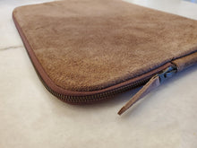 Load image into Gallery viewer, Natural Suede 13&quot; Laptop Case / Tobacco
