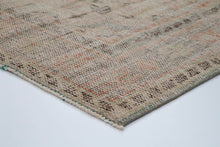 Load image into Gallery viewer, Vintage Turkish Rug 