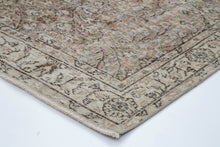 Load image into Gallery viewer, Vintage Turkish Rug